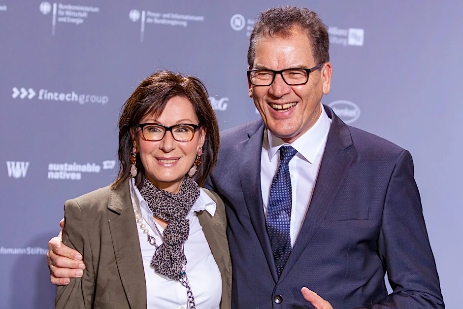 Entwicklungsminister Gerd Müller steht wegen Auslandsreisen it seiner Ehefrau Gertie Müller-Hoorensin der Kritik.