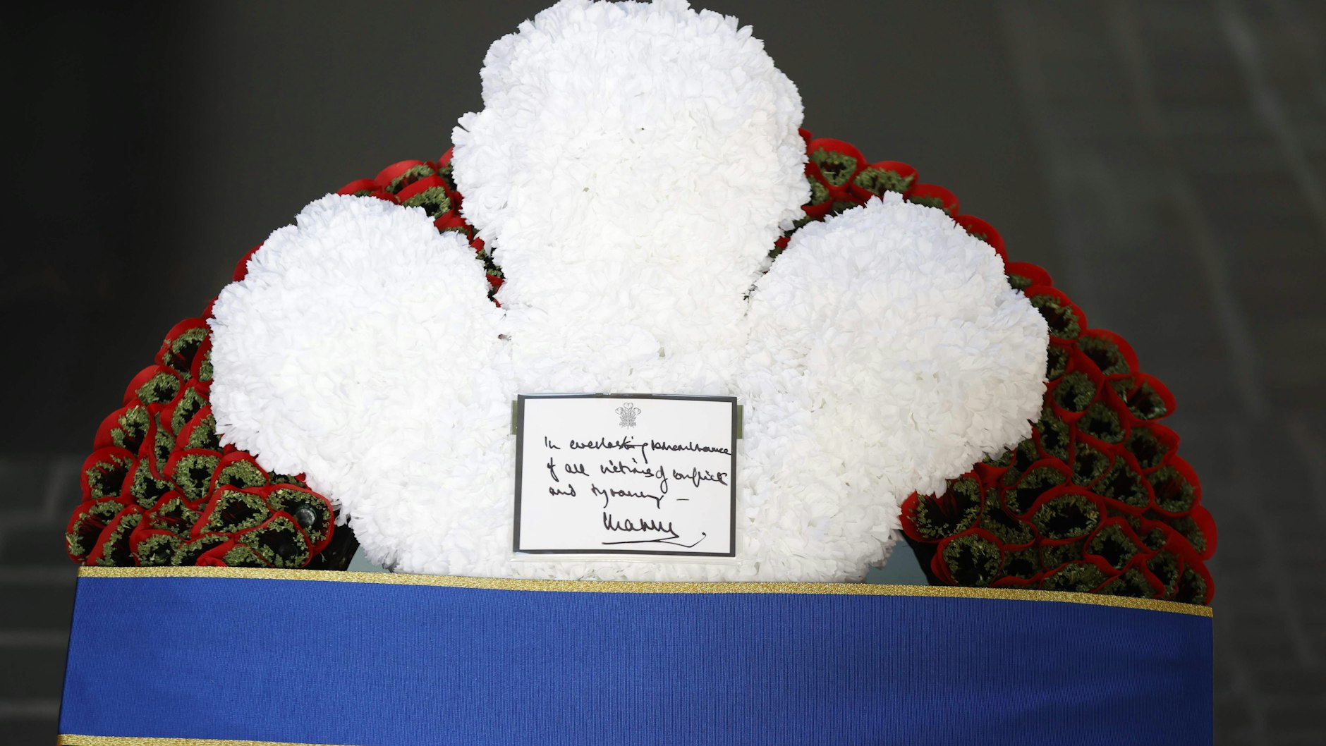 Die handschriftliche Botschaft auf einer Karte am Kranz von Prinz Charles lautete: „In everlasting remembrance of all victims of conflict and tyranny. Charles.“ („In ewiger Erinnerung an alle Opfer von Konflikten und Tyrannei. Charles.“)