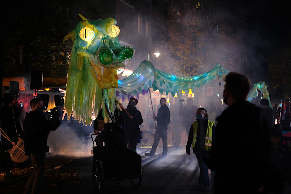 Ein Drache gegen Verdrängung: Dazu schallte am Sonnabend eine Radiosendung durch den Wrangelkiez.