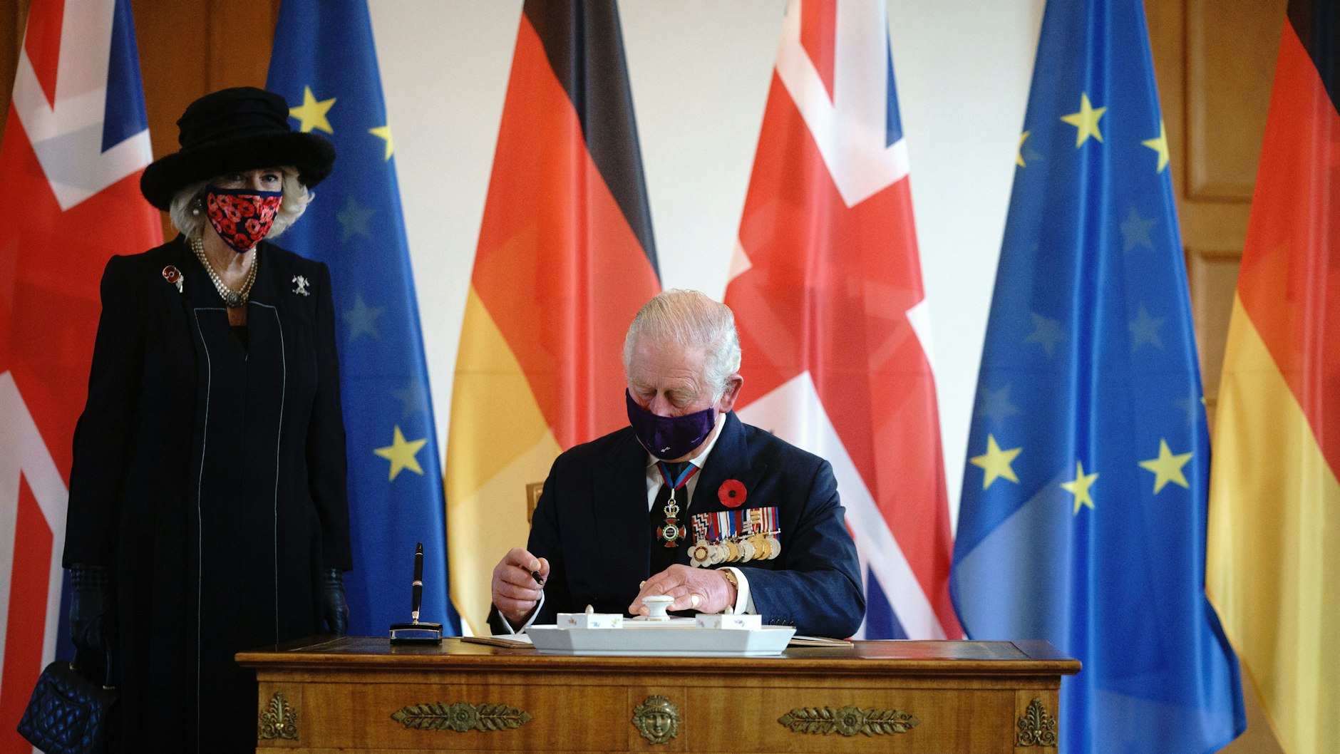 Prinz Charles und seine Ehefrau Camilla tragen sich vor einem Gespräch in Schloss Bellevue in das Gästebuch ein. 