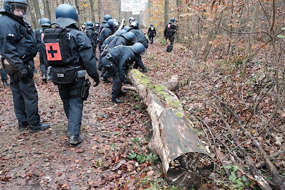 Protest gegen A49-Ausbau Räumung im Dannenröder Forst: Aktivisten wollen den Wald mit ihrem Leben verteidigen und machen es der Polizei mit Barrikaden und Aktionen in großer Höhe schwer zu räumen.
