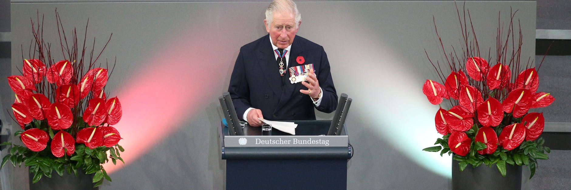 Prinz Charles hält im Bundestag eine Gedenkrede zum Volkstrauertag. Er ist in diesem Jahr der deutsch-britischen Freundschaft gewidmet.