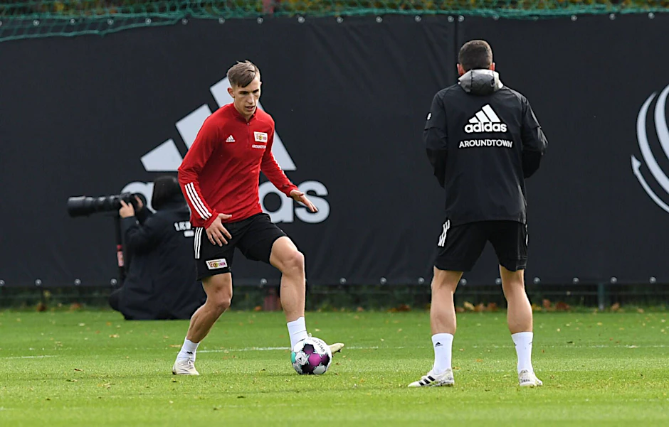 Im Training half Christian Gentner (r.) Schlotti II beim Comeback.