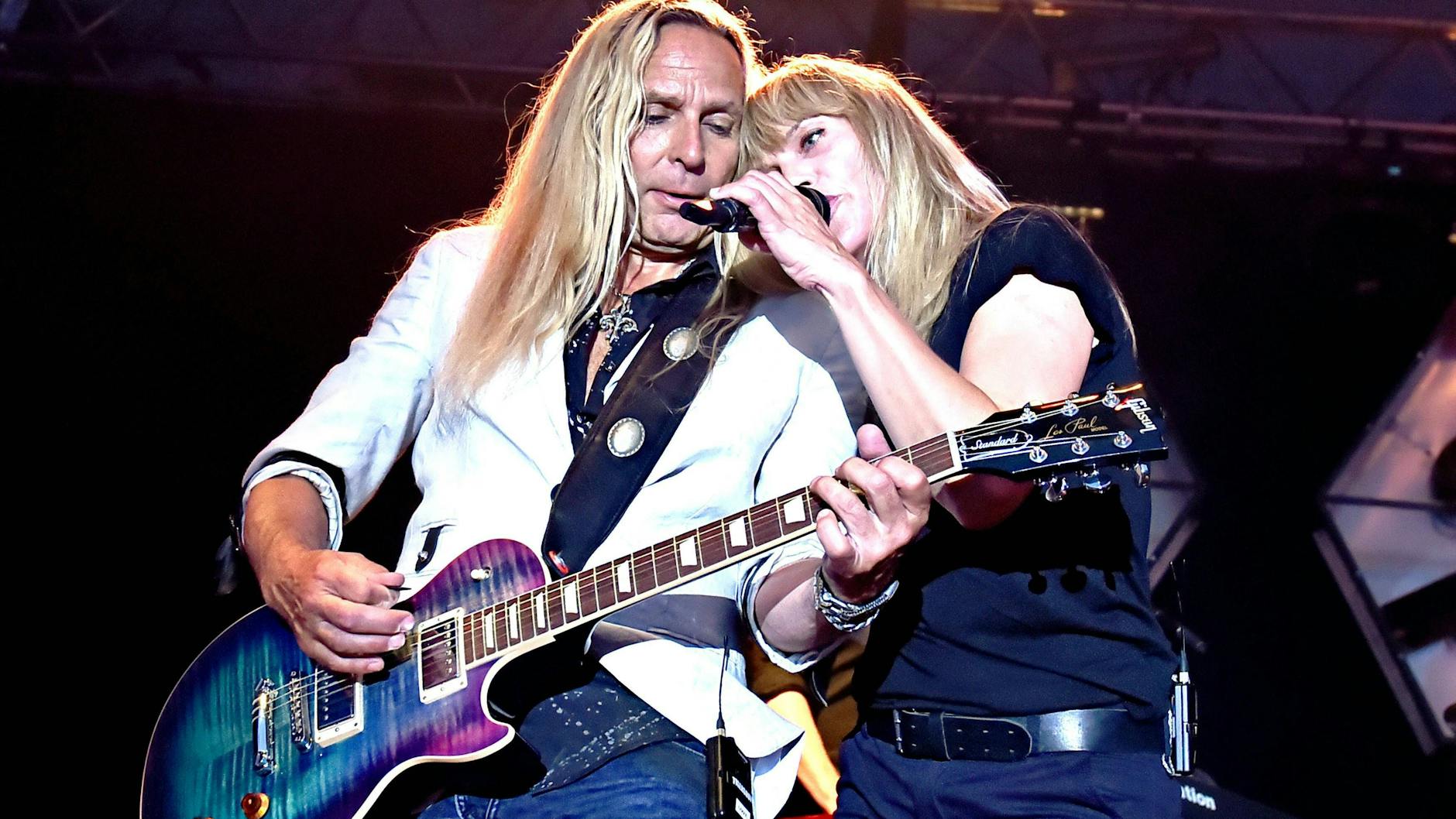 Uwe Hassbecker und Anna Loos bei einem Silly-Konzert im Sommer 2018.