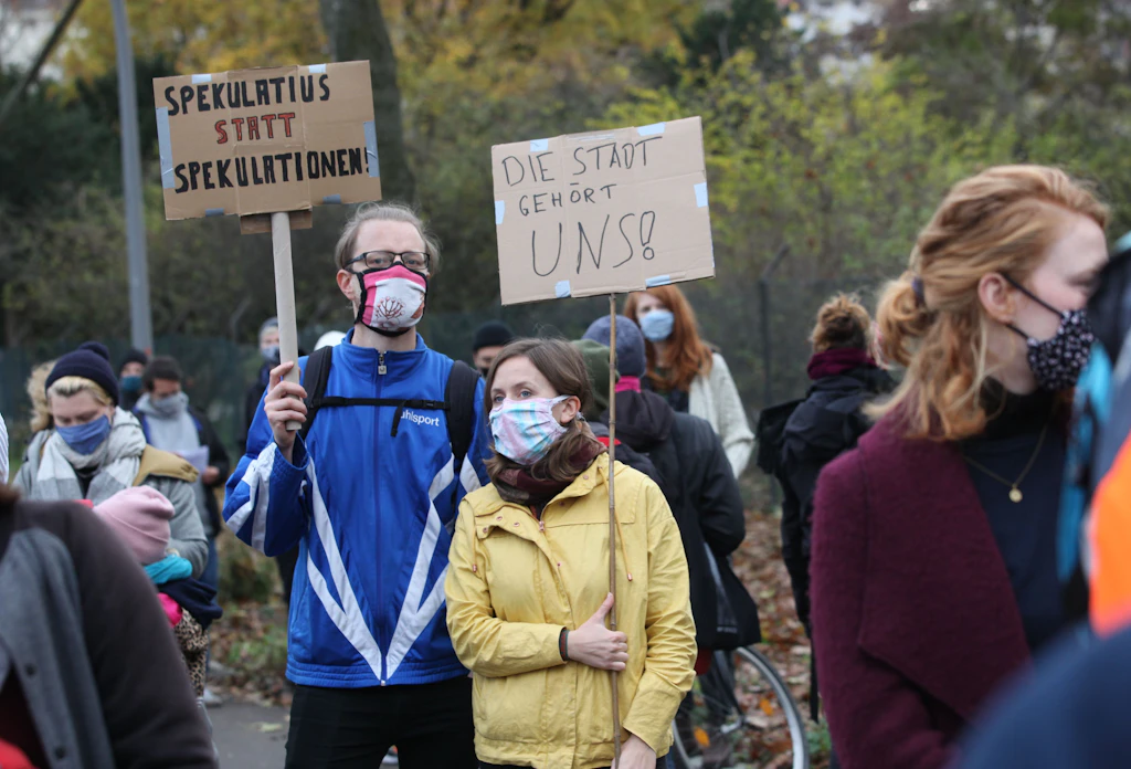 Neukölln: Hunderte Mieter demonstrieren gegen Immobilienfirma