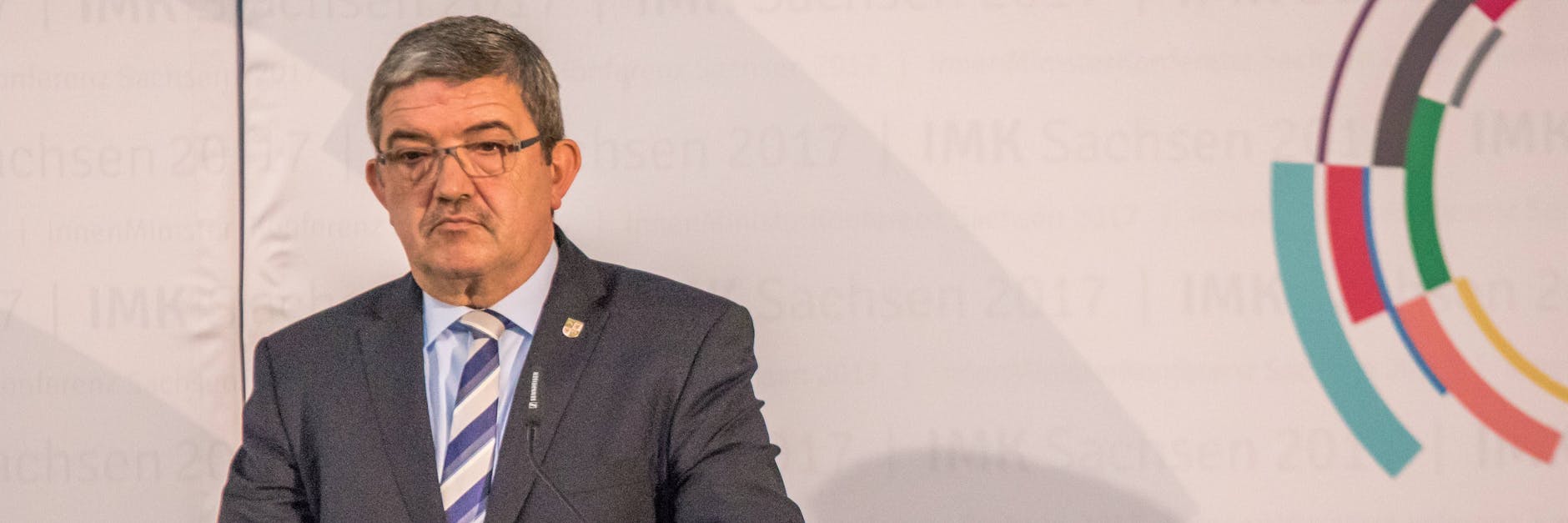 Mecklenburg-Vorpommerns Ministerpräsidentin Manuela Schwesig (SPD) hat Innenminister Lorenz Caffier (CDU) aufgefordert, Fragen zu seinem Waffenkauf aufzuklären.