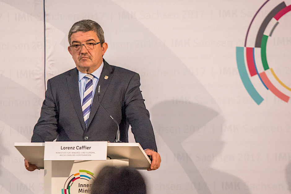 Mecklenburg-Vorpommerns Ministerpräsidentin Manuela Schwesig (SPD) hat Innenminister Lorenz Caffier (CDU) aufgefordert, Fragen zu seinem Waffenkauf aufzuklären.