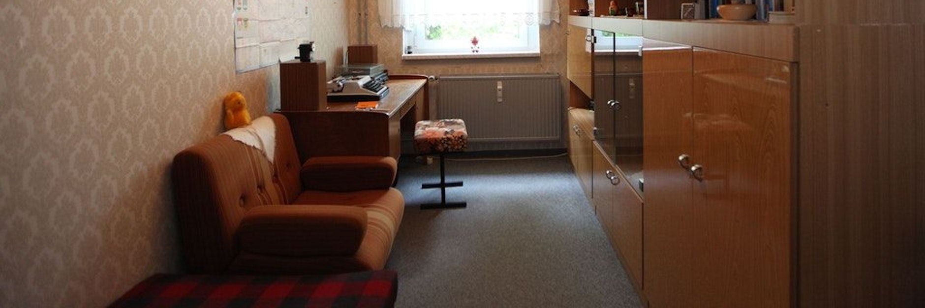 Der Blick in ein Zimmer einer Wohnung vom Typ WBS 70 in einem Plattenbau aus dem Jahre 1986.