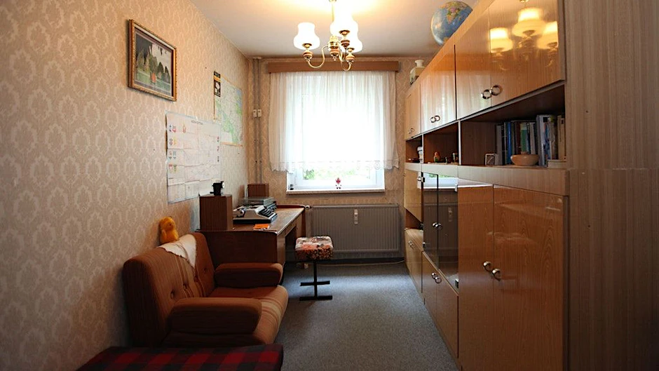 Der Blick in ein Zimmer einer Wohnung vom Typ WBS 70 in einem Plattenbau aus dem Jahre 1986.
