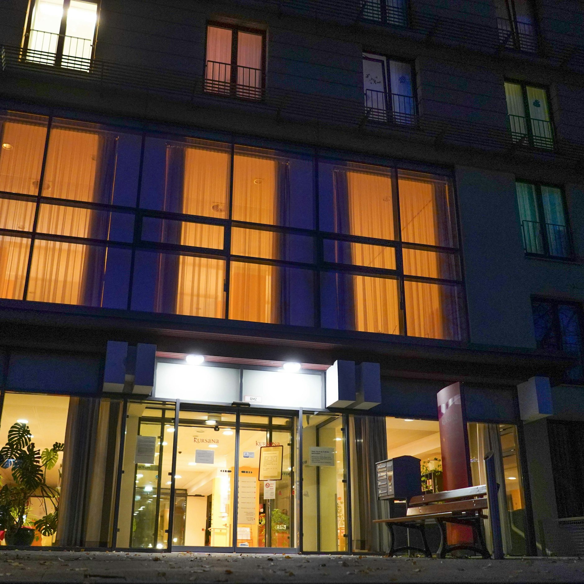 Blick auf den Eingang eines Seniorendomiziles. In einem Pflegeheim in Lichtenberg starben binnen fünf Wochen zwölf Menschen.&nbsp;