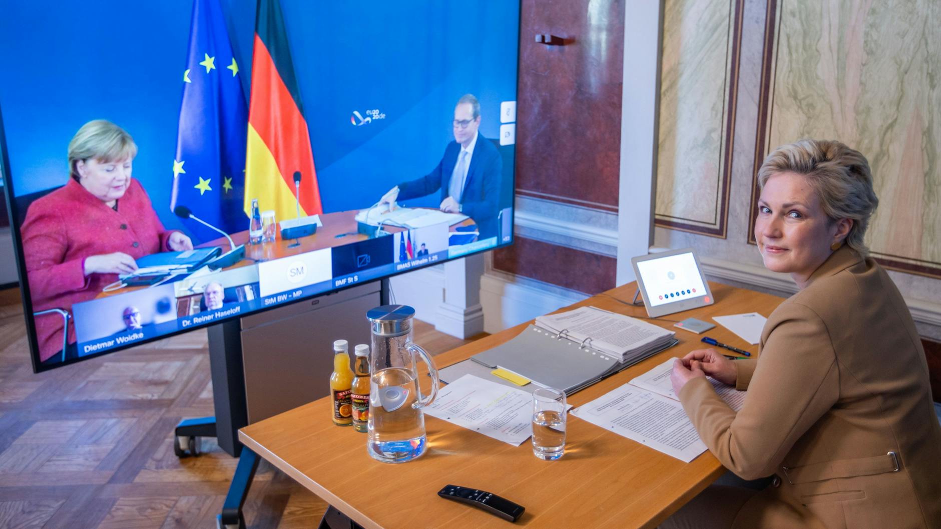 Manuela Schwesig (SPD), Ministerpräsidentin von Mecklenburg-Vorpommern, sitzt in der Staatskanzlei bei der Video-Schaltkonferenz.
