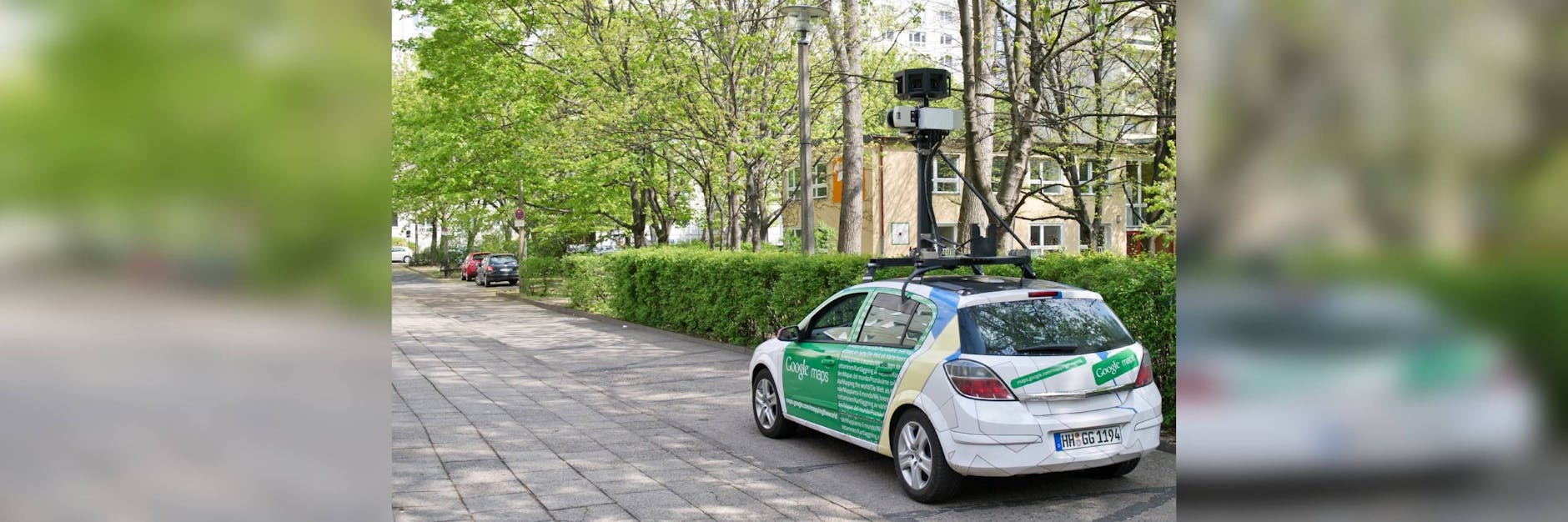 Ein Kamera-Auto von Google fährt durch Berlin.