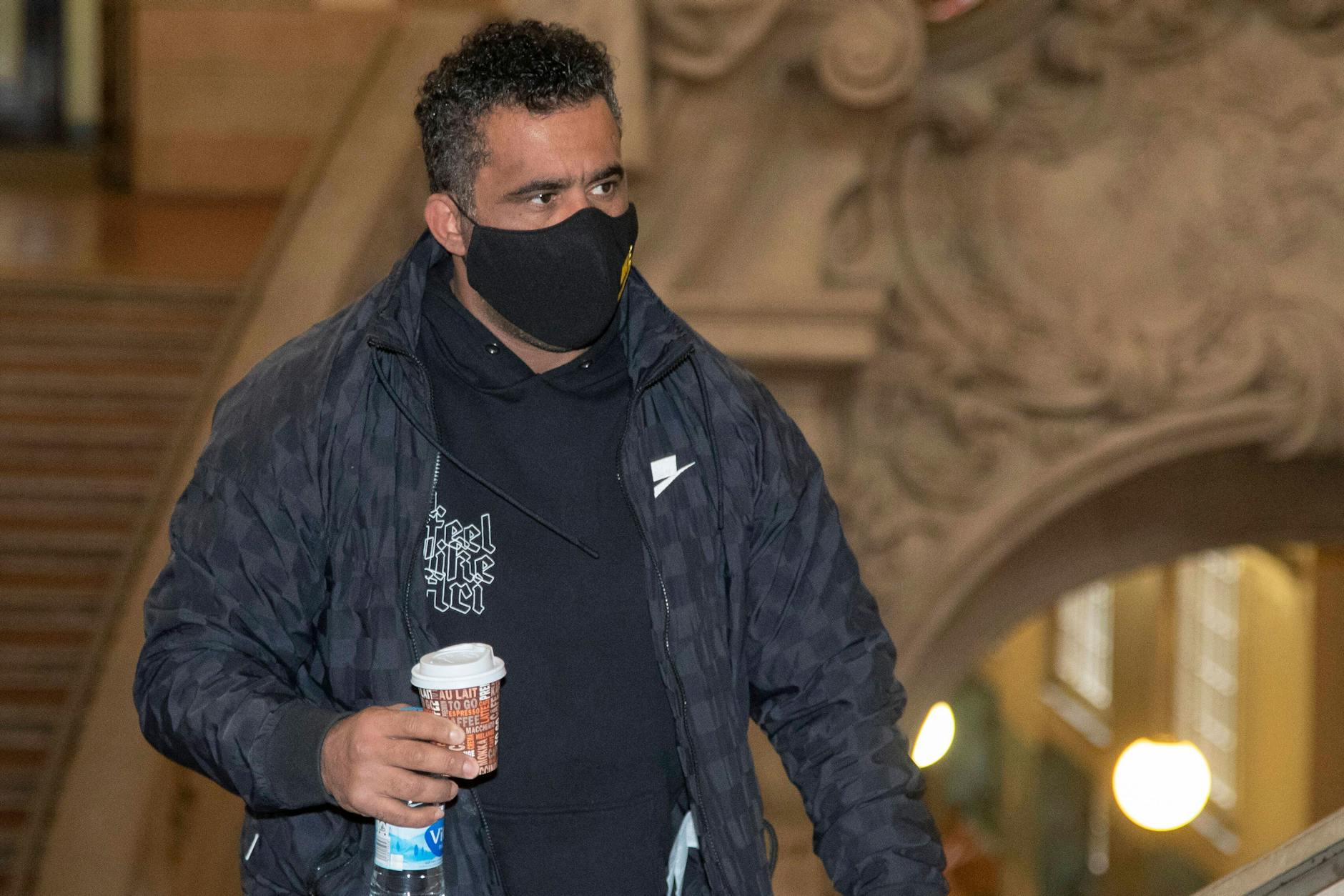 Der Angeklagte Arafat A.-Ch. betritt das Berliner Landgericht. Ihm wird unter anderem gefährliche Körperverletzung, Freiheitsberaubung, Nötigung und Beleidigung zur Last gelegt. (Foto vom 11.11.2020)