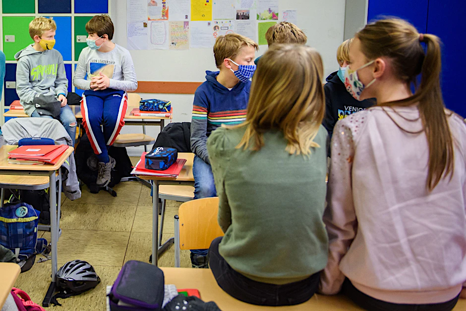 Schülerinnen und Schüler einer sechsten Klasse einer Schule in Kiel warten in ihrem Klassenzimmer auf den Unterrichtsbeginn.&nbsp;