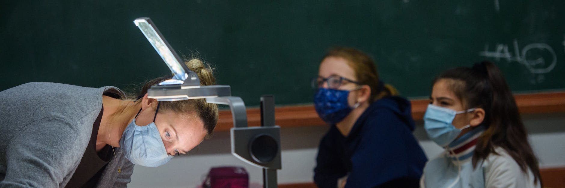 Mund-Nasen-Bedeckungen sind ein wichtiger Bestandteil bei der Eindämmung des Coronavirus. Manche glauben aber, ihnen schaden die Masken. Dabei ist – wenn überhaupt – das Gegenteil der Fall.