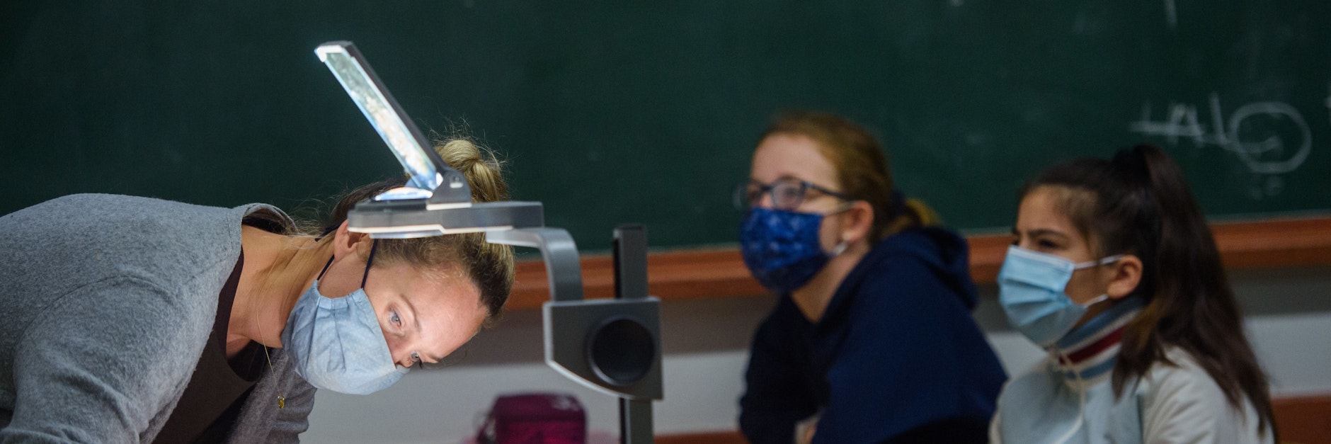 Mund-Nasen-Bedeckungen sind ein wichtiger Bestandteil bei der Eindämmung des Coronavirus. Manche glauben aber, ihnen schaden die Masken. Dabei ist – wenn überhaupt – das Gegenteil der Fall.