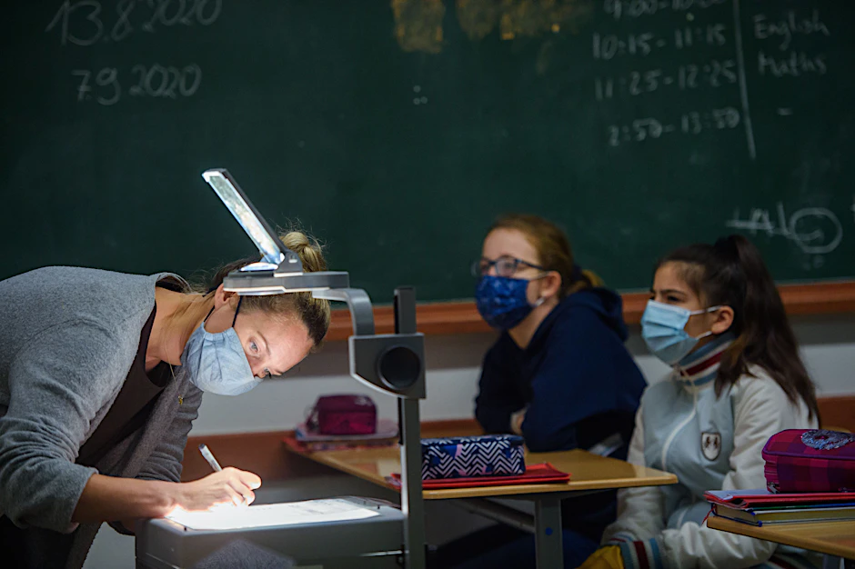 Mund-Nasen-Bedeckungen sind ein wichtiger Bestandteil bei der Eindämmung des Coronavirus. Manche glauben aber, ihnen schaden die Masken. Dabei ist – wenn überhaupt – das Gegenteil der Fall.