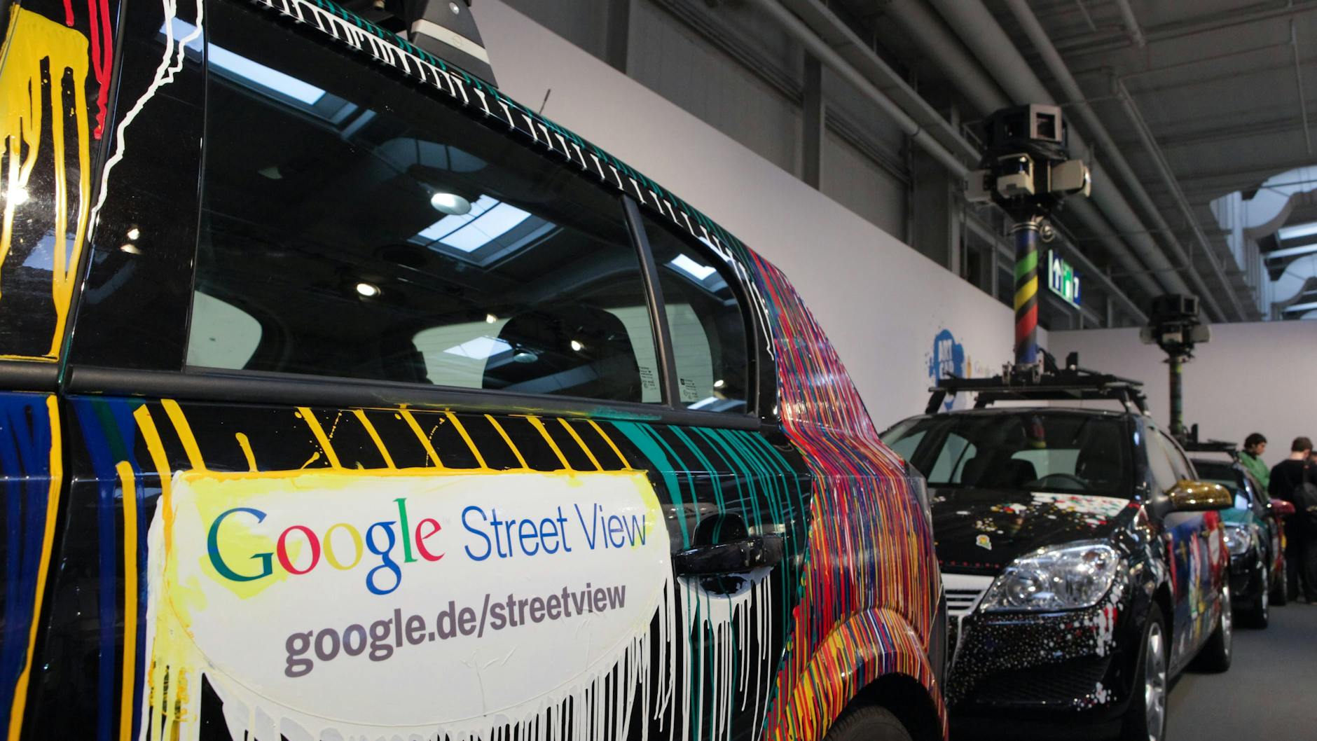 Eine Flotte von Google Street View-Fahrzeugen.