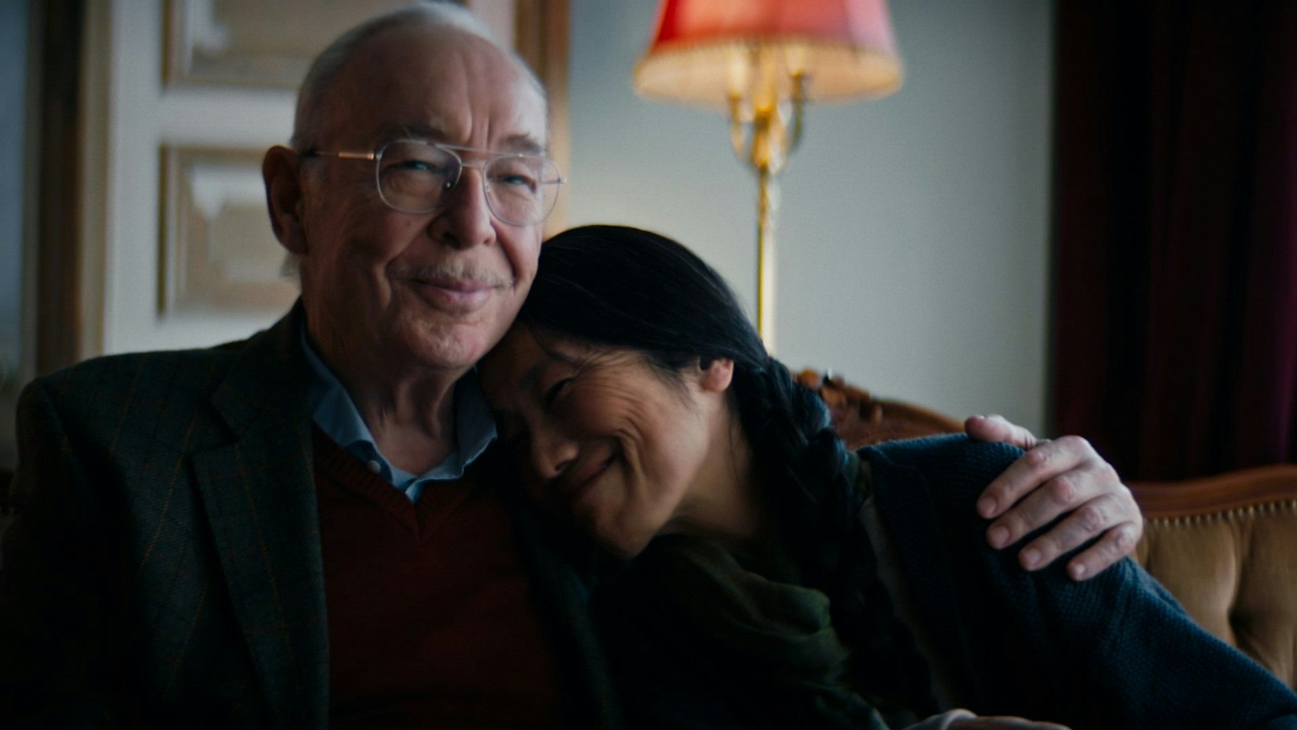 Ein Paar sitzt in einer fiktiven Zukunft auf dem Sofa und erinnert sich an das Jahr 2020. Das augenzwinkernde Video der Bundesregierung sorgt für Begeisterung im Ausland.