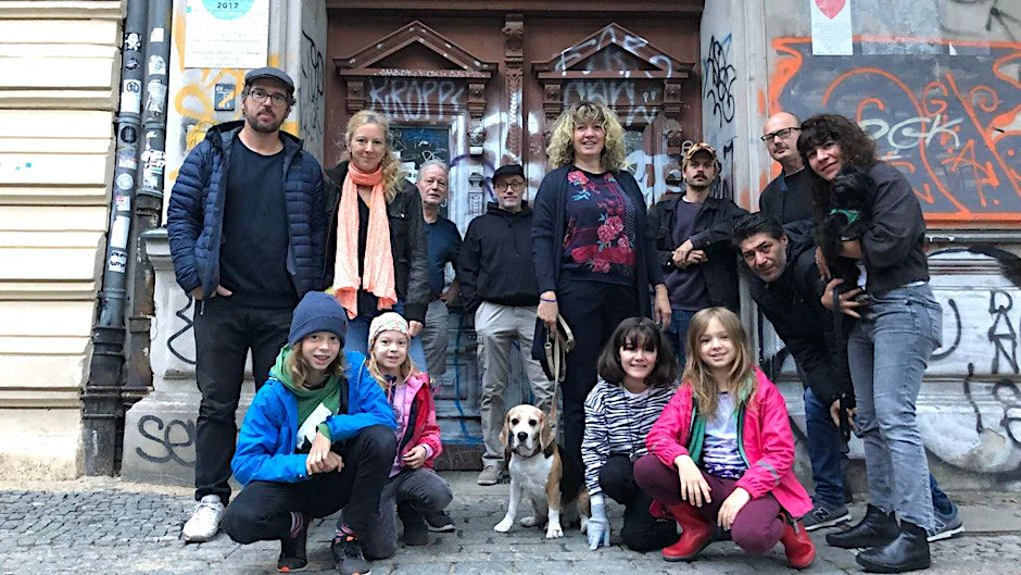 Da waren sie noch hoffnungsvoll: die Bewohner der Taborstraße 3 im September vor ihrem Hauseingang.