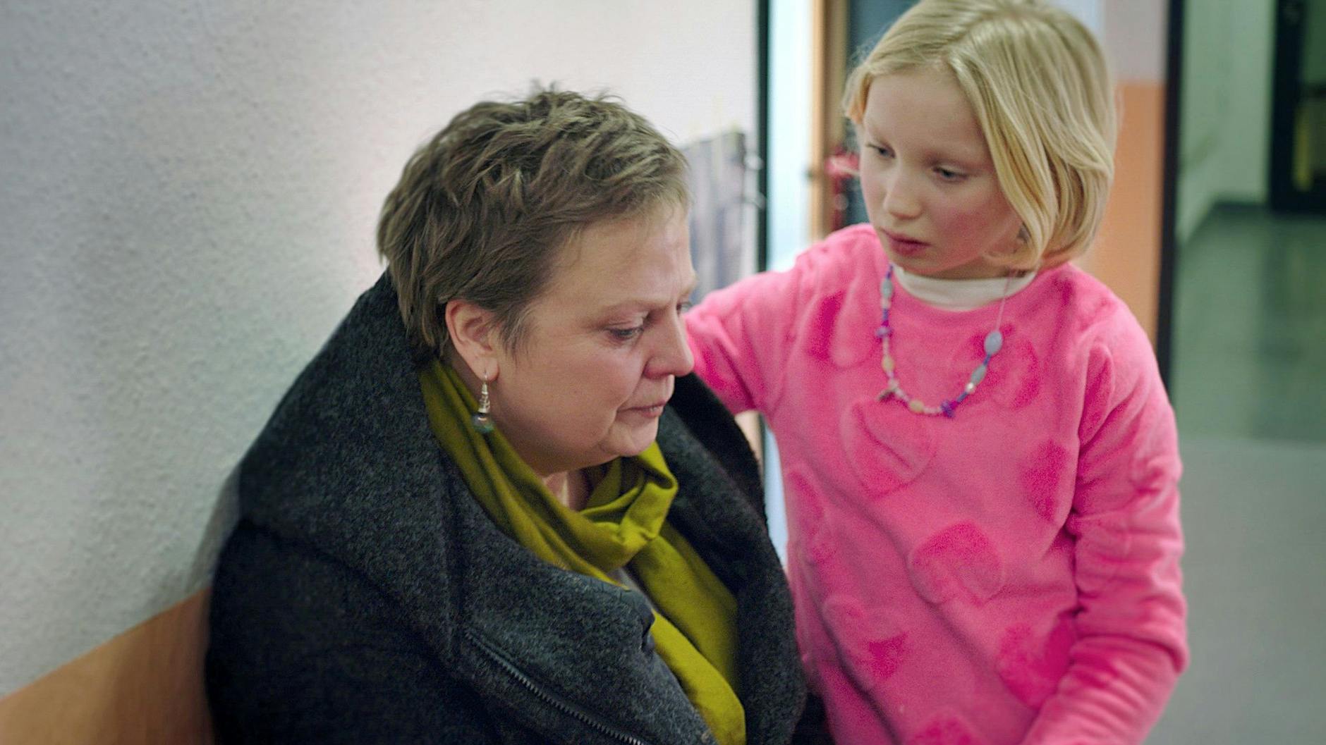 Eine Szene aus „Systemsprenger“: Gabriela Maria Schmeide (l) als Frau Bafane und Helena Zengel als Benni.