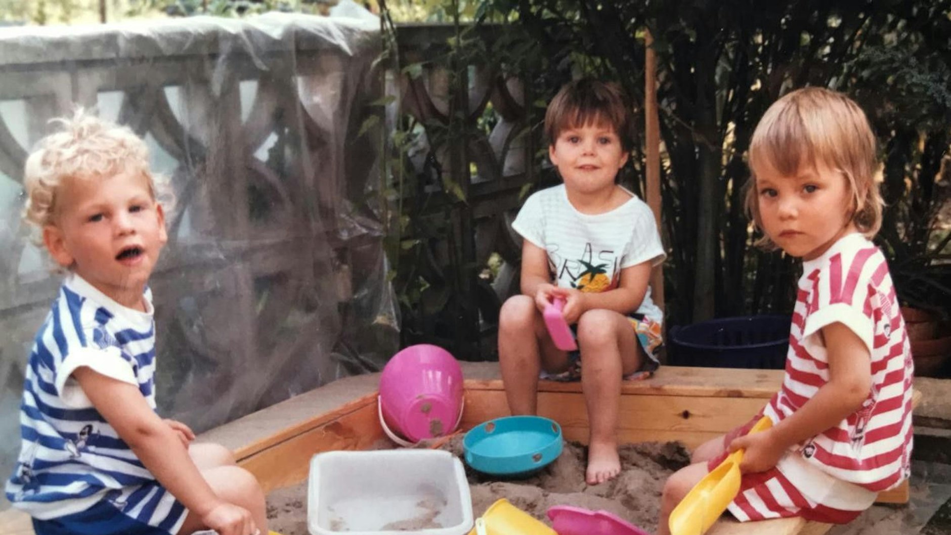 Ein Foto aus dem Familienalbum: Jennifer (Mitte) mit ihrer Großcousine Sara (re.) und dem Zwillingsbruder Daniel&nbsp;