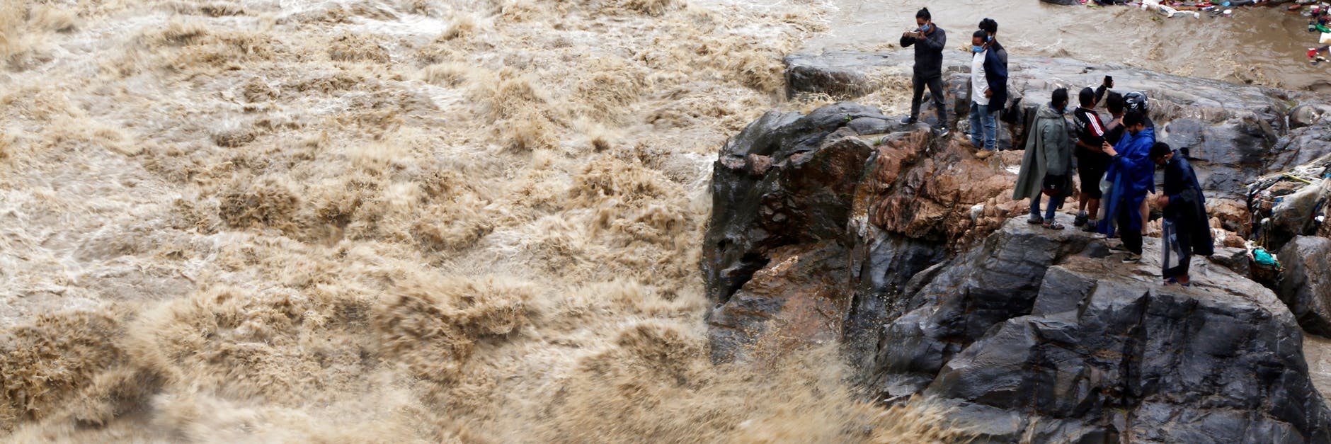 Der Fluss Bagmati in Nepal ist nach einem heftigen Monsunregen im Juli stark angeschwollen. 