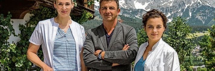 Andrea Gerhard (als Linn Kemper), Hans Sigl (als Dr. Martin Gruber) und Ronja Forcher (als Lilli Gruber).