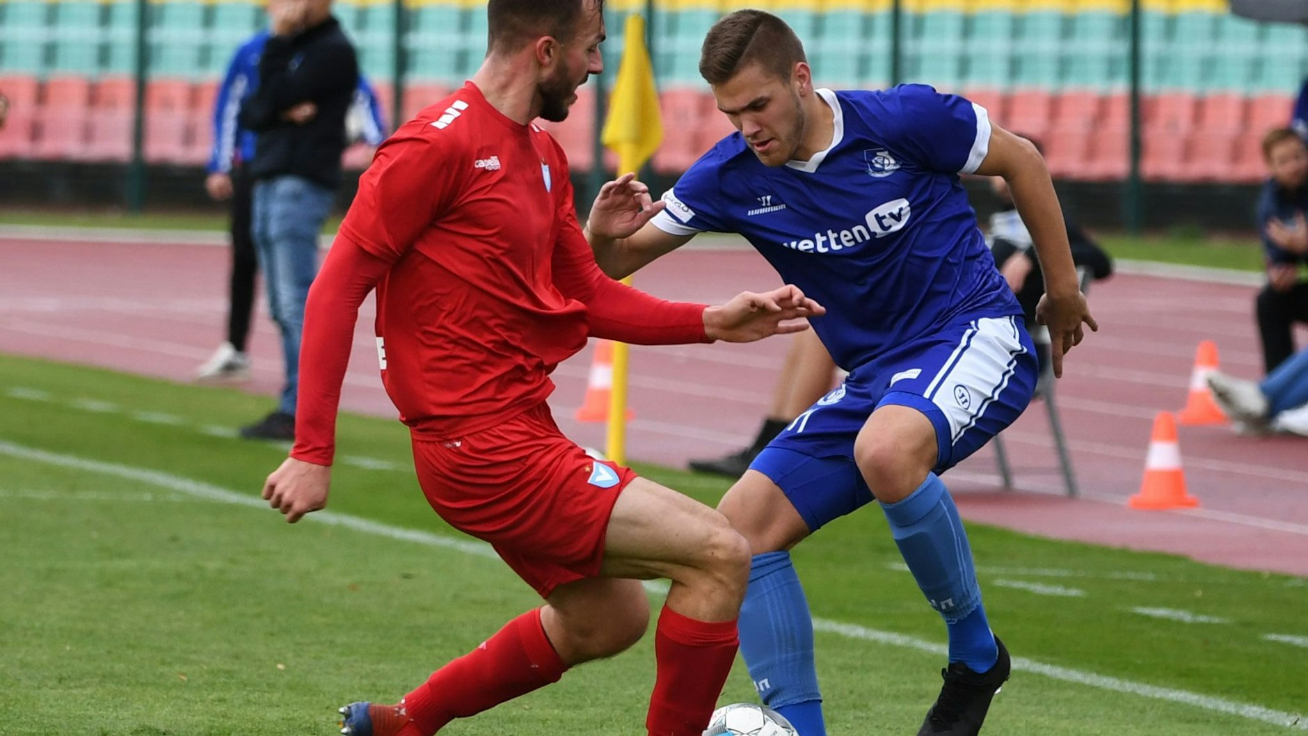 Tobias Gunte (FC Viktoria 89 Berlin, li.) und Nico Donner (VSG Altglienicke) bei einem Regionalliga-Spiel im Jahn-Stadion.