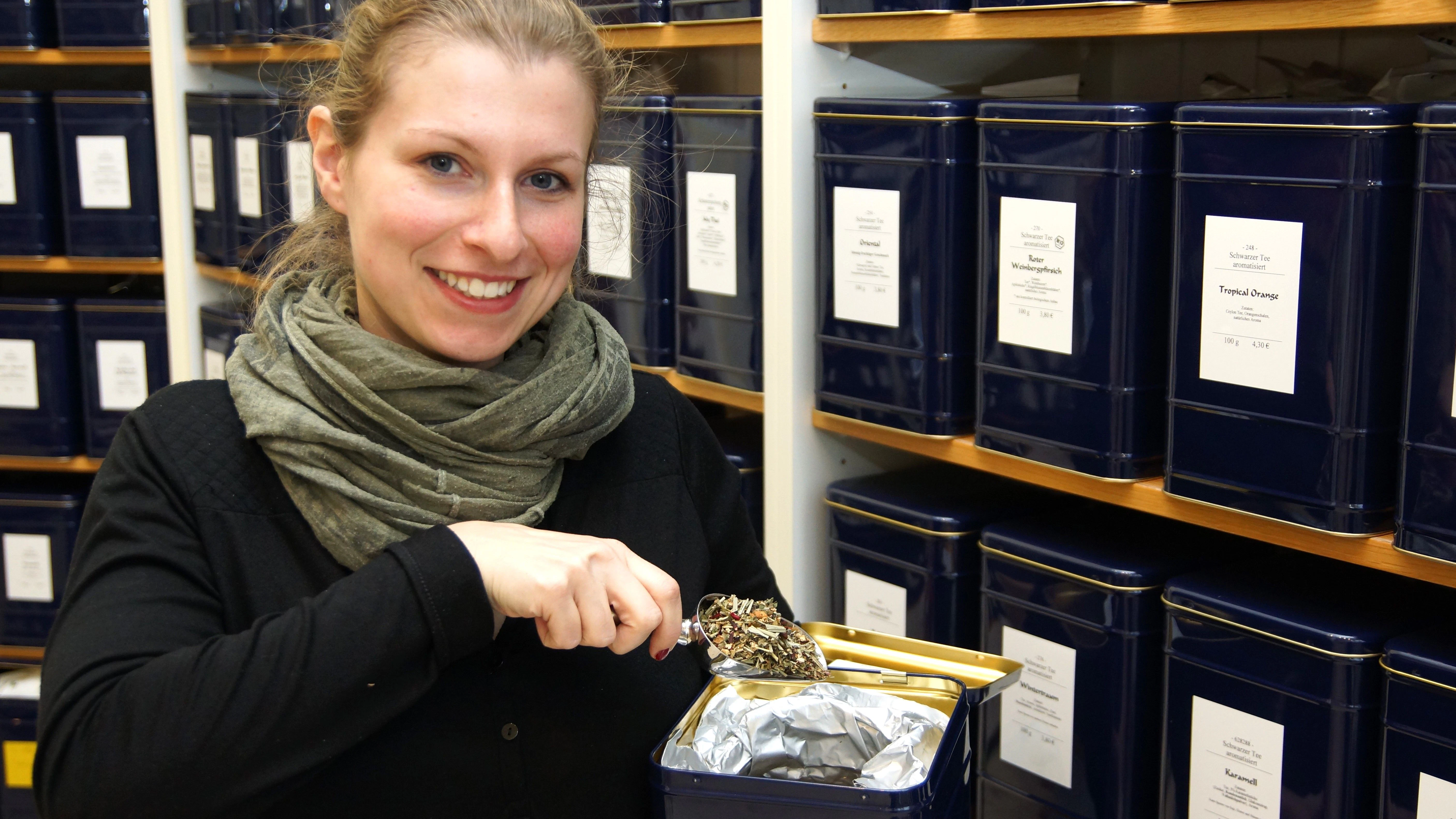 Alexandra Petzke betreibt den Laden Tee Tiwer in Friedrichshain und weiß, welche Wirkung verschiedene Teesorten auf Körper und Geist haben.