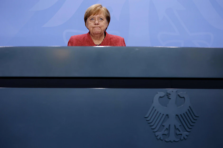 Mit zusammengekniffenen Lippen saß Angela Merkel bei der Präsentation der Empfehlungen da. Sie war nicht unzufrieden mit den Ergebnissen - vor allem, weil sie mit ihren düsteren Prognosen zur Infektionsentwicklung zuletzt mehr als recht hatte.&nbsp;