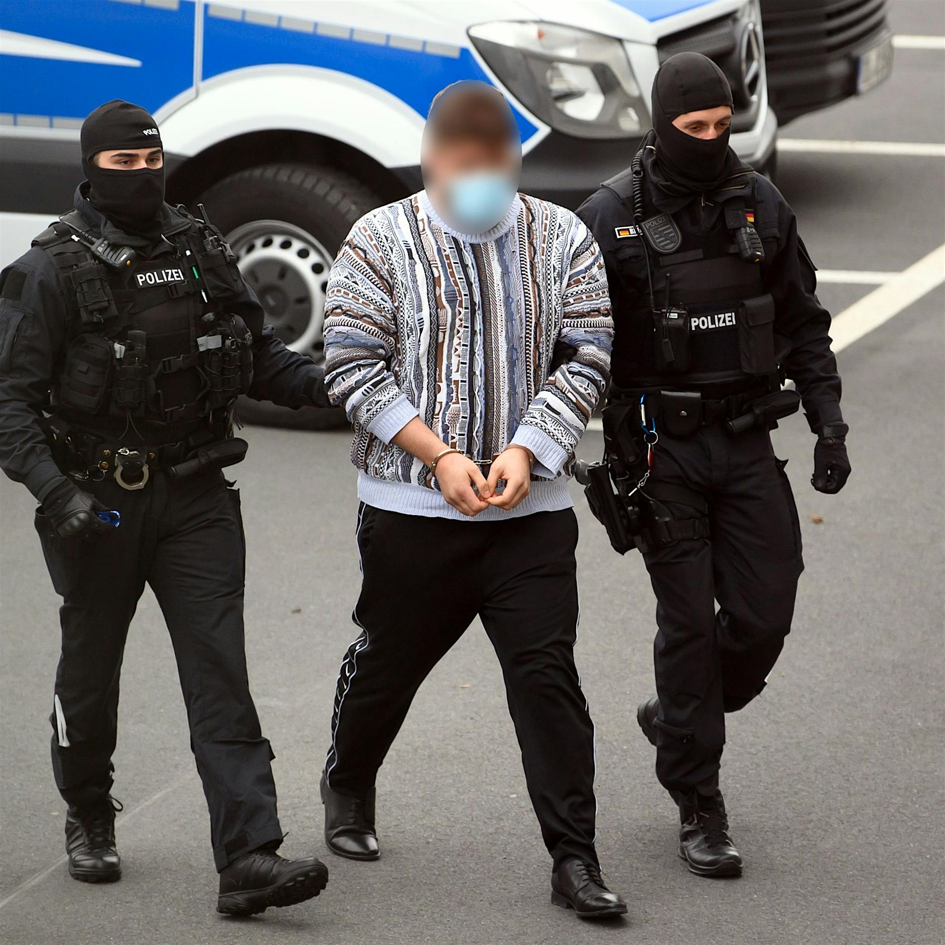 Dresden museum heist: cops raid 10 Berlin flats, arrest three men