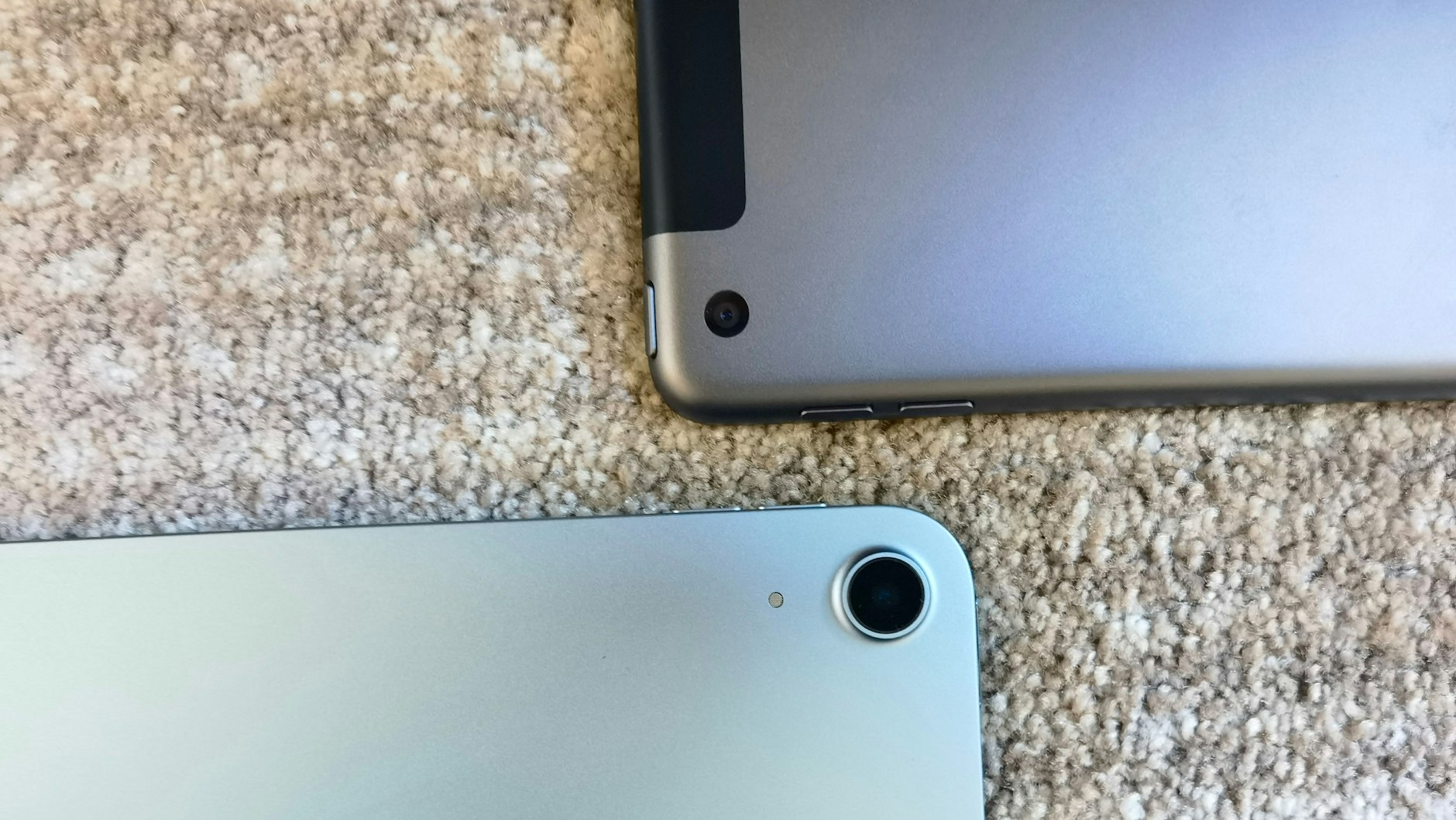 Das neue iPad Air 4 (u.) und das iPad 8 verfügen nur über mittelmäßige Kameras.&nbsp;