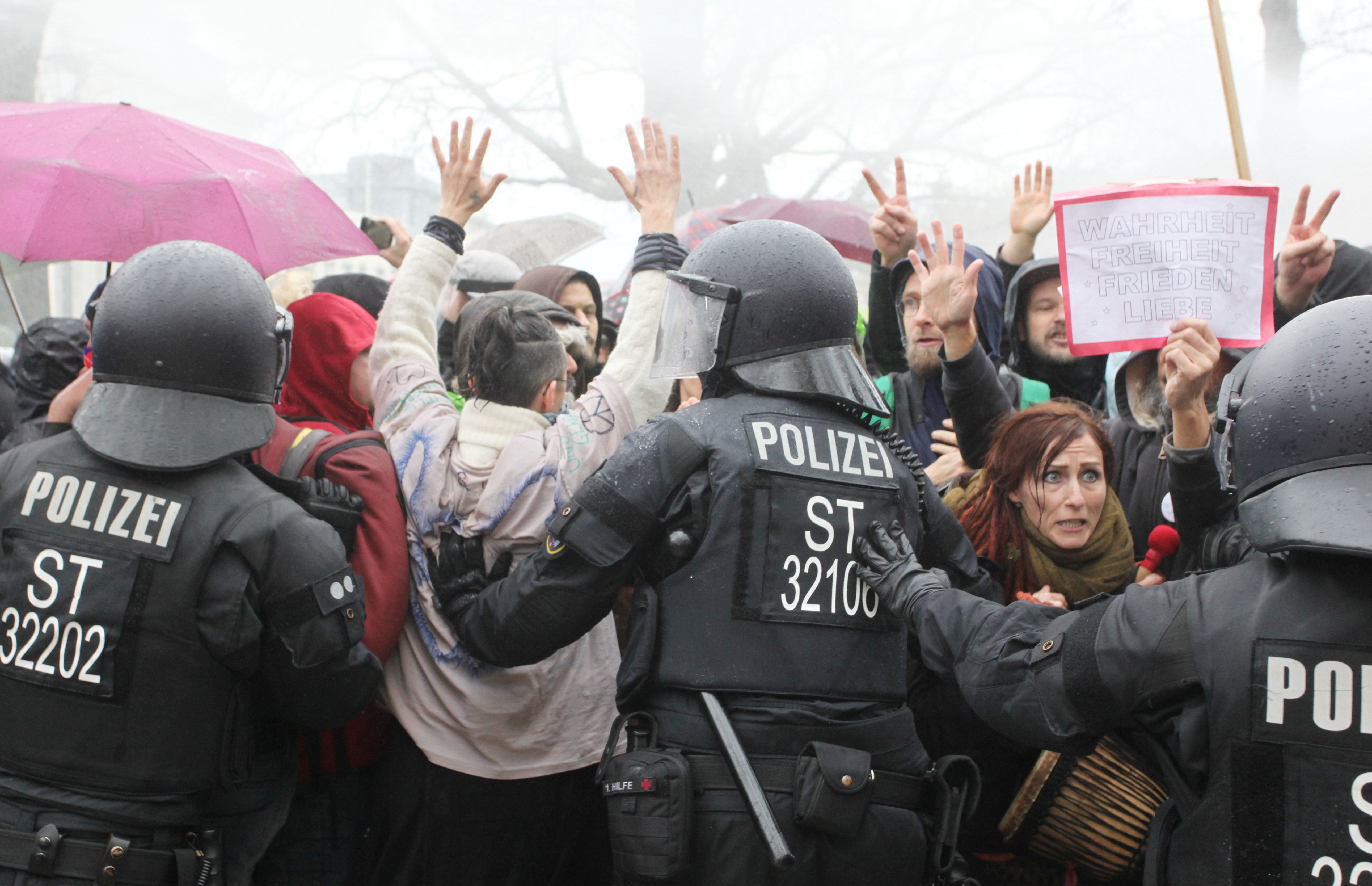Corona-Demo in Berlin: Draußen Wasserwerfer, drinnen Protest der AfD