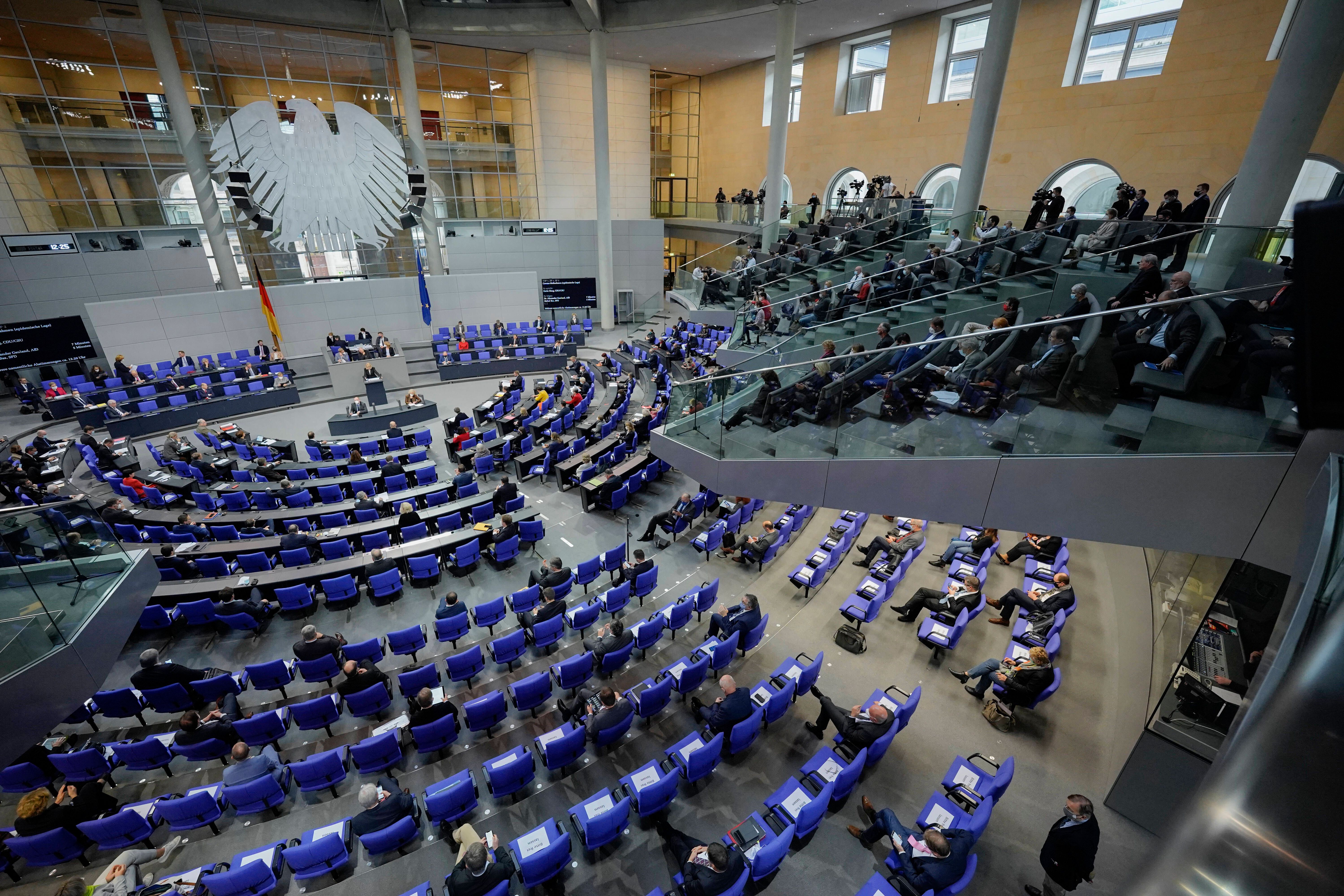 Besucher bedrängen Bundestagsabgeordnete