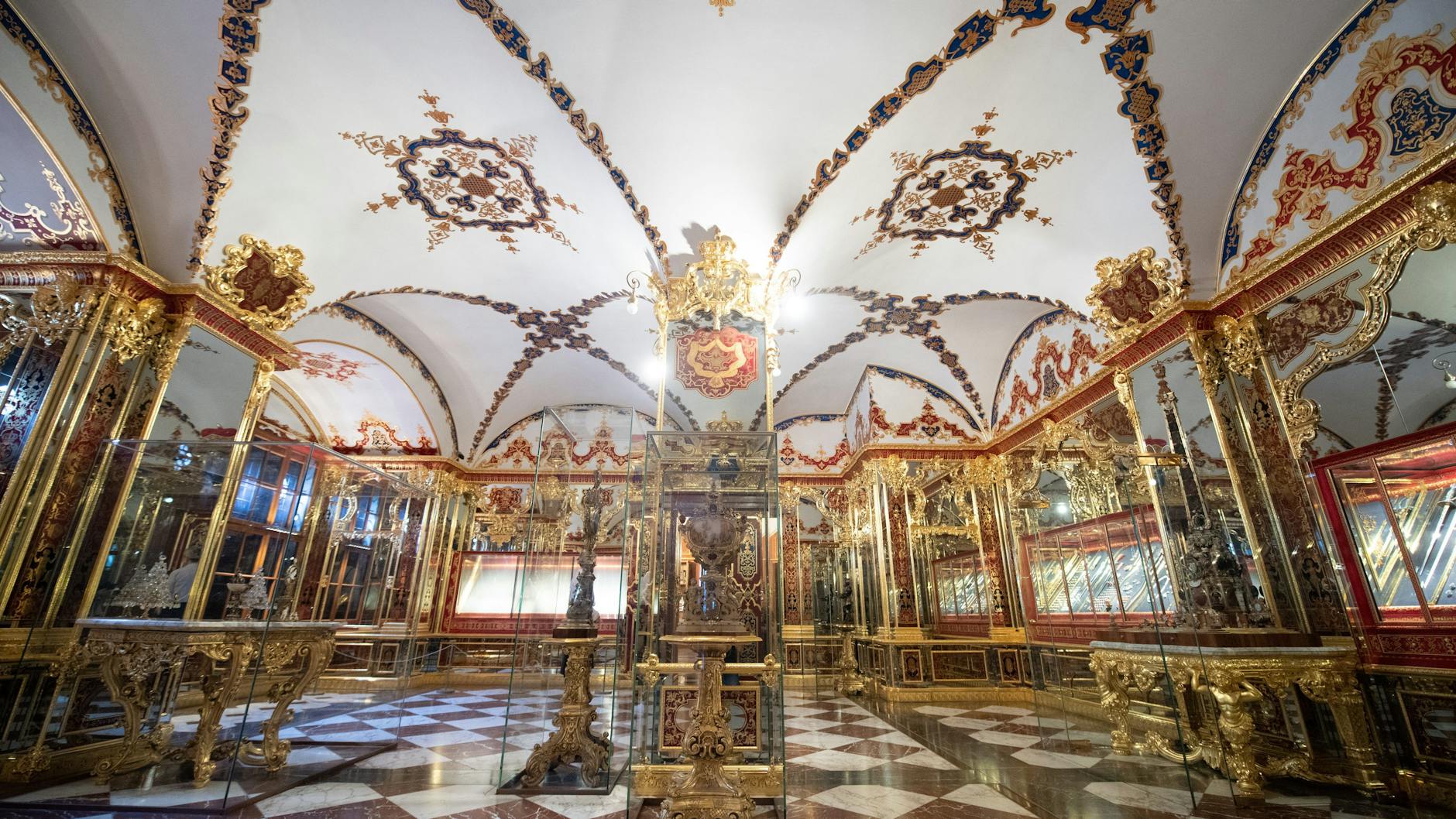 Sächsische Pracht im Grünen Gewölbe in Dresden. 