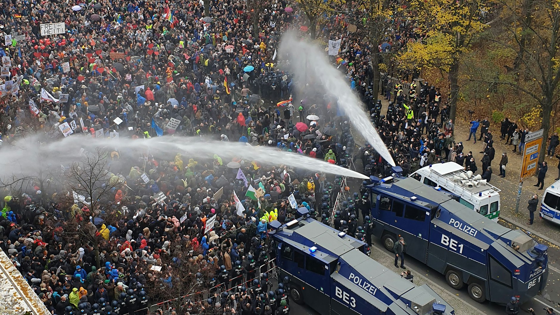Die Polizei setzte bei der Demonstration gegen die Corona-Maßnahmen Wasserwerfer ein.
