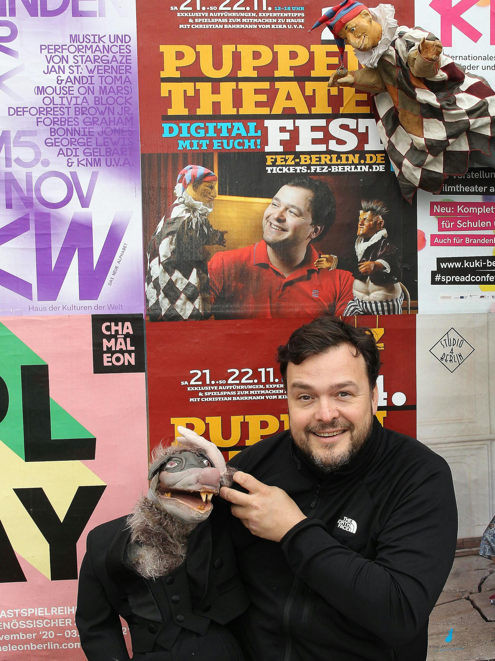 Bahrmann mit seiner Ratte namens „Ratte“. Das possierliche Tierchen moderiert mit ihm gemeinsam das Puppentheaterfest.