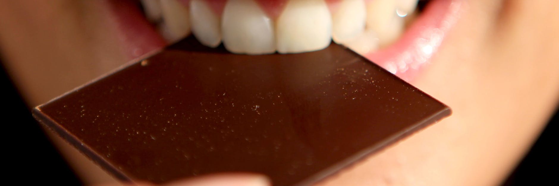 Wer sie mag, greift am besten zu dunkler Schokolade: Sie enthält weniger Zucker und kann sogar zu hohe Cholesterinwerte senken.