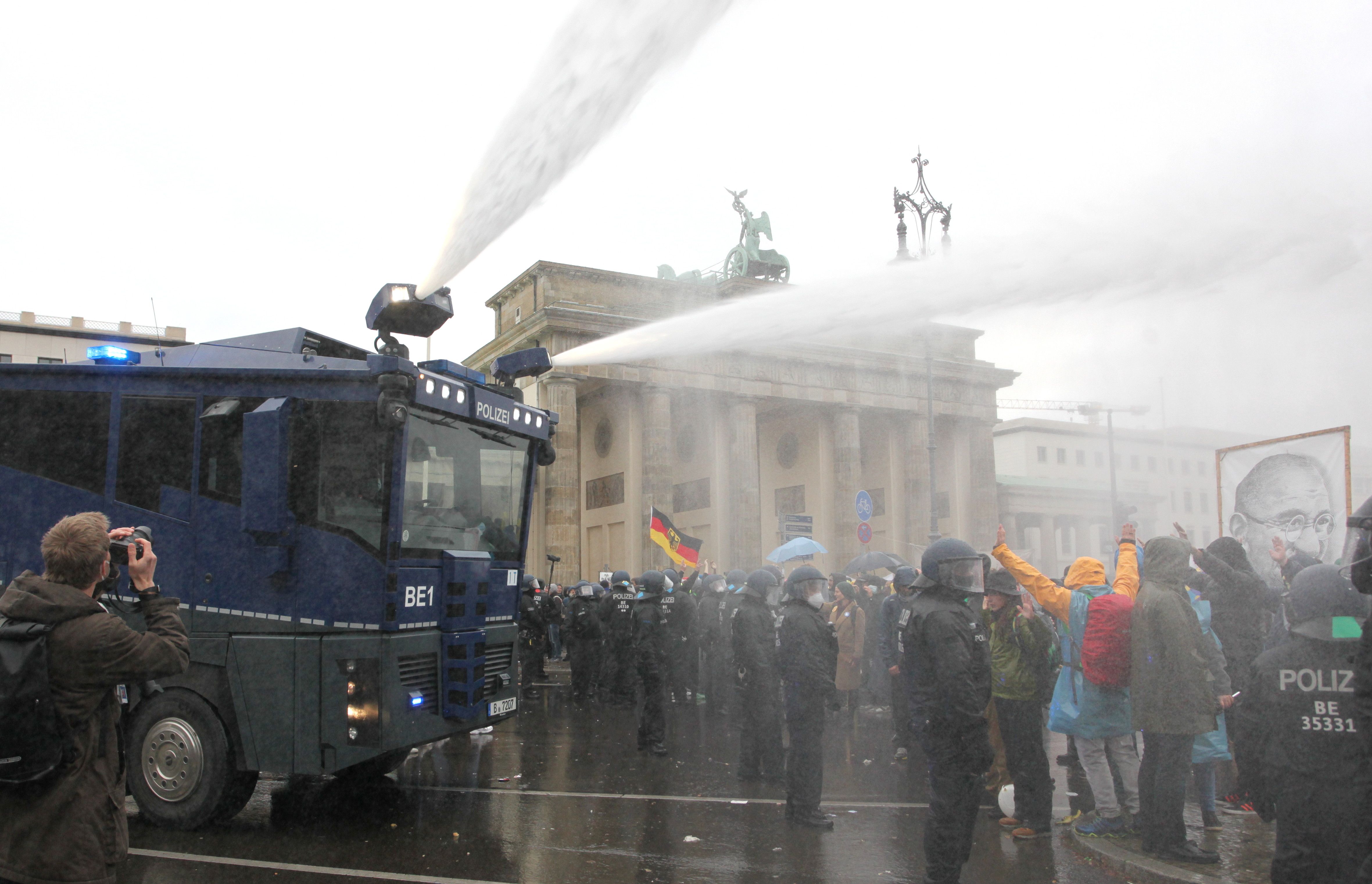 Eskalation bei Corona-Protesten: Berliner Polizei setzt Wasserwerfer ein