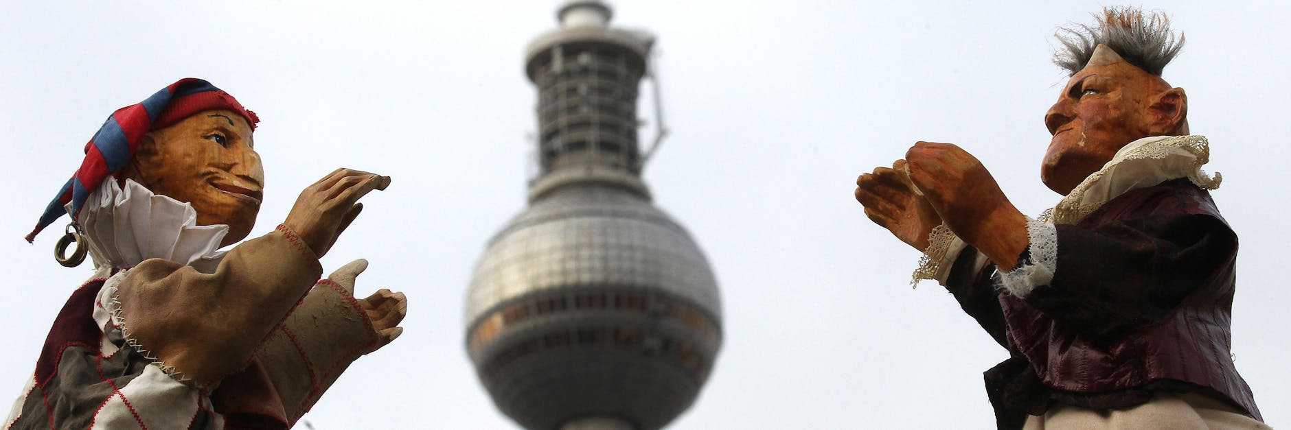 Kasper und Teufel vor dem Fernsehturm – am Wochenende erobern die Puppen das FEZ in der Wuhlheide.