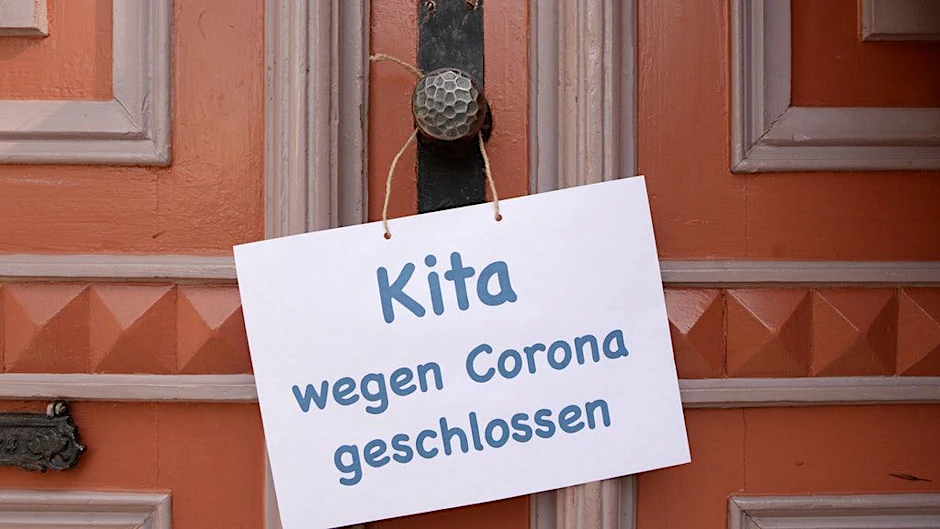 Hinweisschild in einer Kita in Reinickendorf.