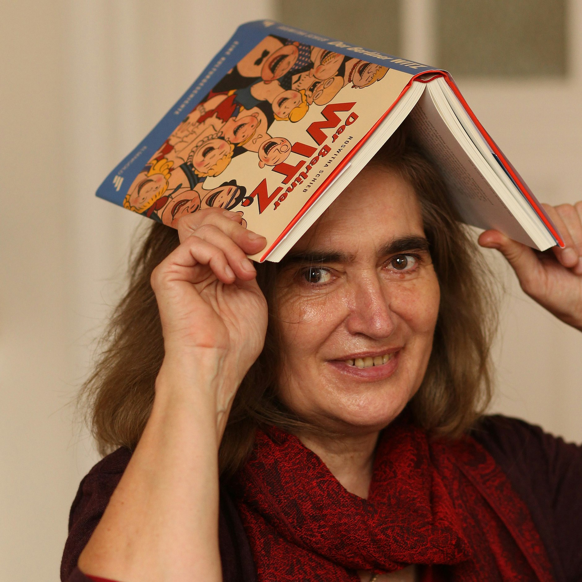Autorin Roswitha Schieb hat ein Buch über Berliner Humor geschrieben.