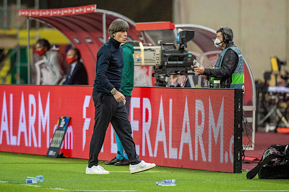 Jogi Löw nach dem Blamage von Sevilla auf dem Gang in die Kabine. Geht der Bundestrainer bald ganz?