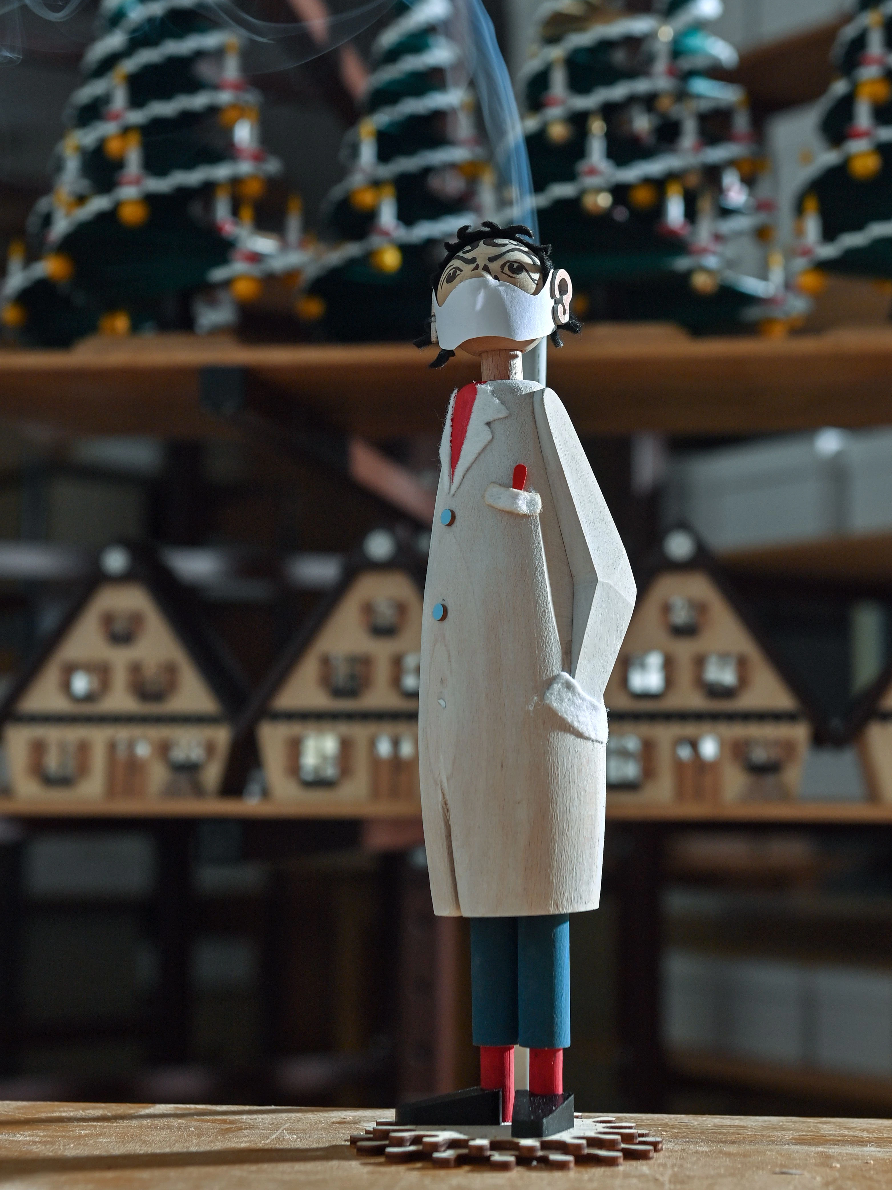 Die Nullserie des Räucher-Virologen mit 15 Figuren ist derzeit in Arbeit und schon im Voraus ausverkauft.