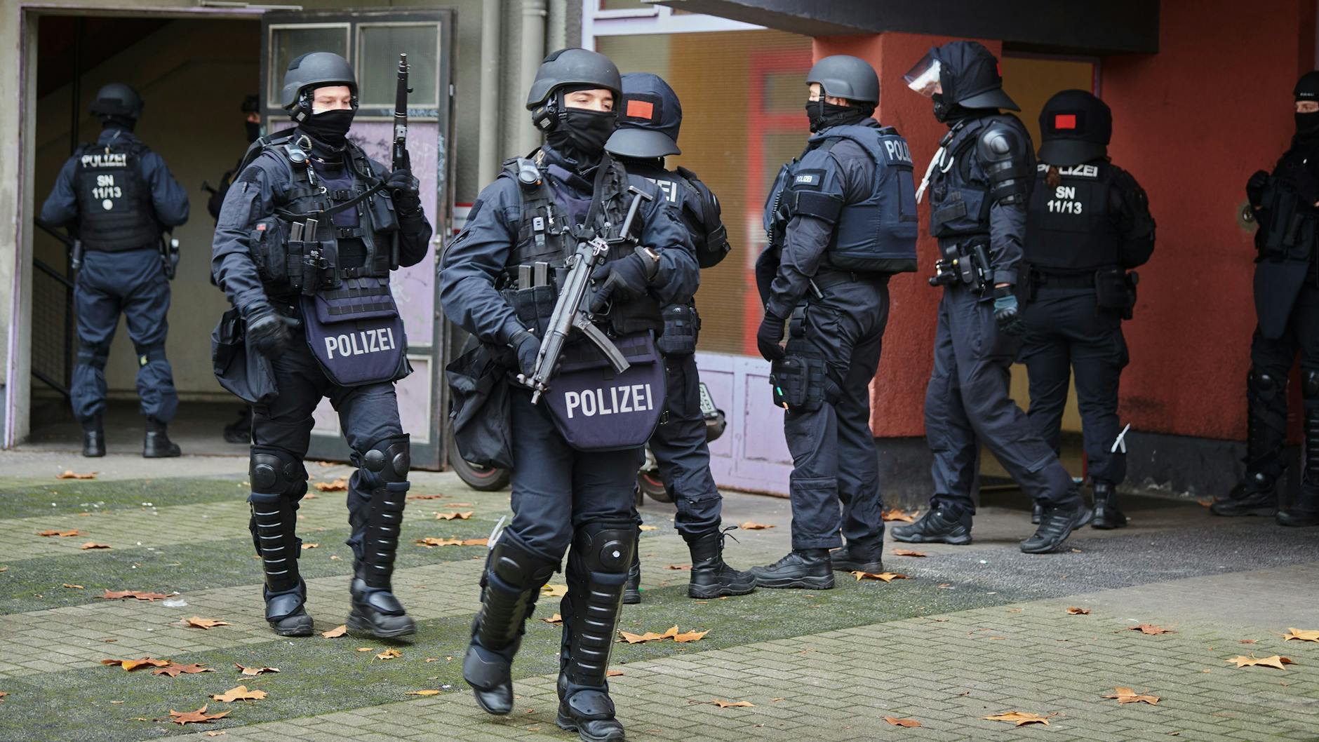 Knapp ein Jahr nach dem Kunstdiebstahl im Dresdner Grünen Gewölbe hat die Polizei in Berlin drei Tatverdächtige festgenommen.