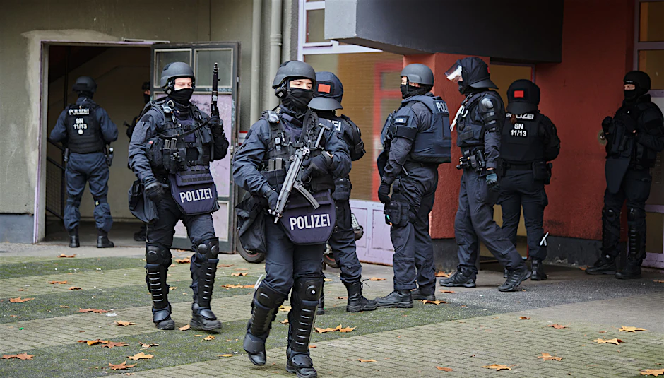 Knapp ein Jahr nach dem Kunstdiebstahl im Dresdner Grünen Gewölbe hat die Polizei in Berlin drei Tatverdächtige festgenommen.