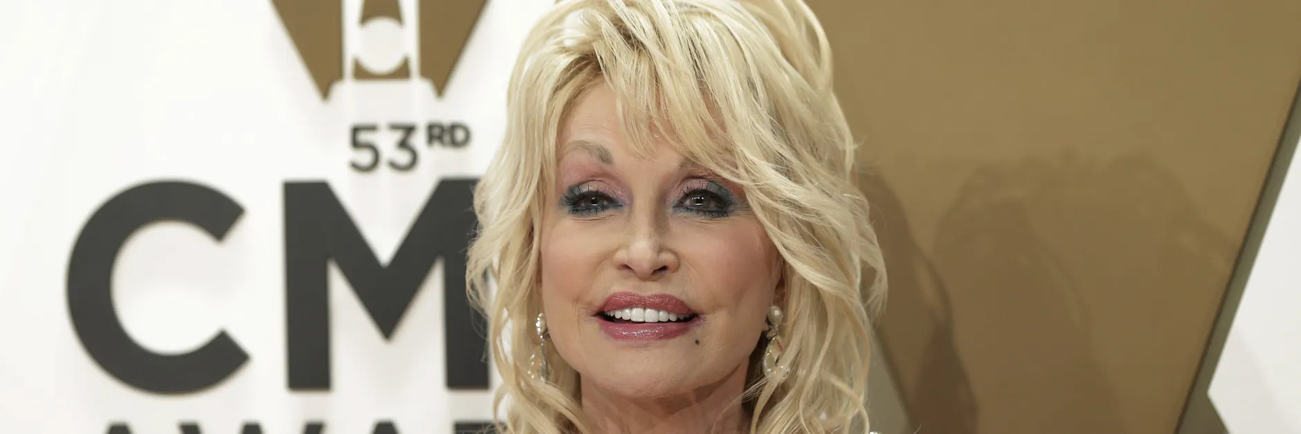 Wenn das Coronavirus bald durch Impfungen besiegt werden kann, dann ist das auch Dolly Parton zu verdanken.