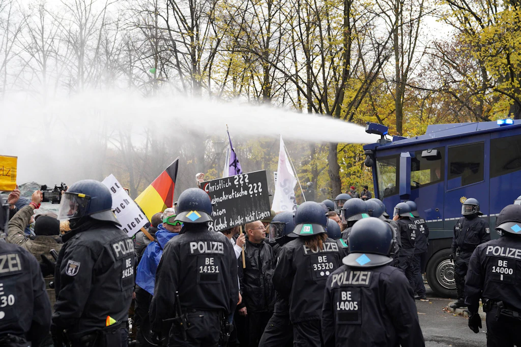 Polizei beendet Protest gegen Corona-Regeln mit Wasserwerfern, 365 Festnahmen. Internet-Trolle faseln von „Schießbefehl“