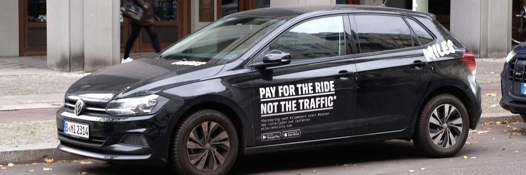 Einer von mehr als 2000 Fahrzeuge der Miles-Flotte in Berlin. Anders als alle anderen Carsharing-Anbieter rechnet das Unternehmen mit seinen Kunden nach gefahrenen Kilometern ab - nicht nach Zeit.